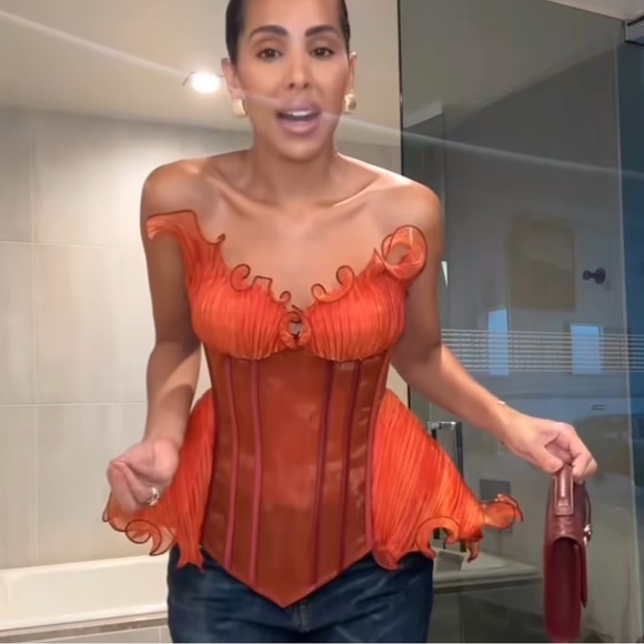 Beautiful top - Picture 2 of 8